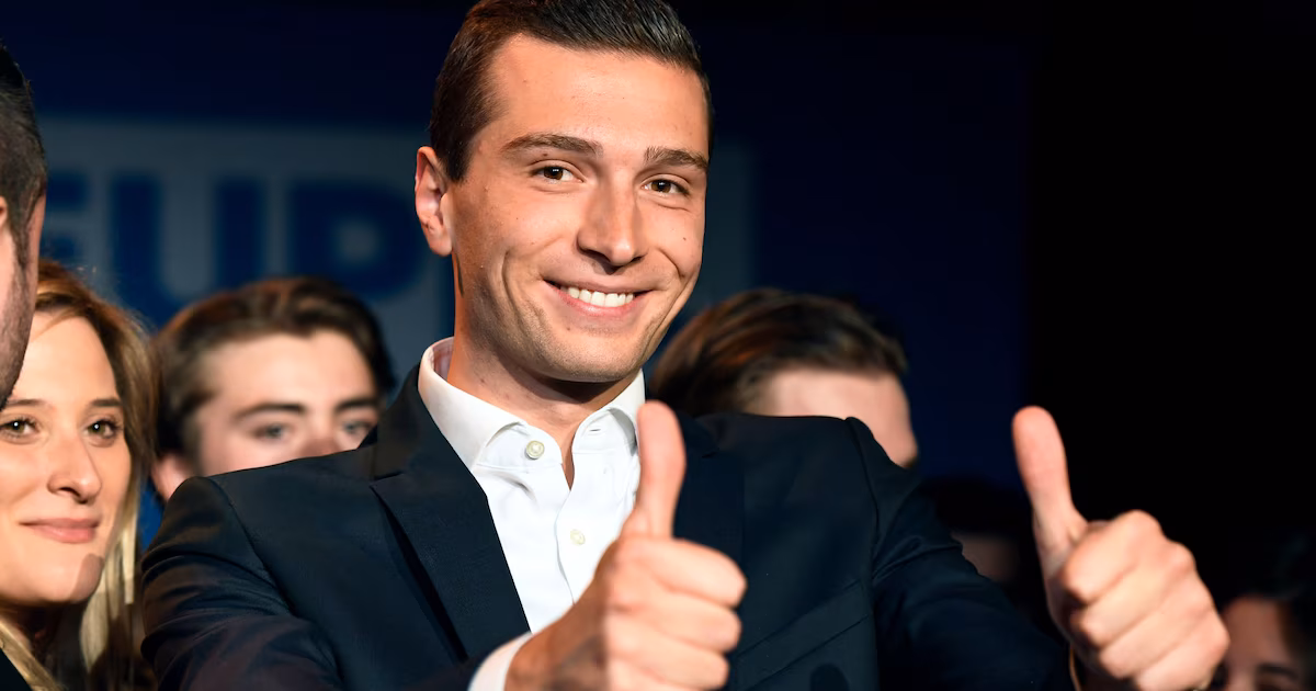 jordan bardella qui fait un pouce